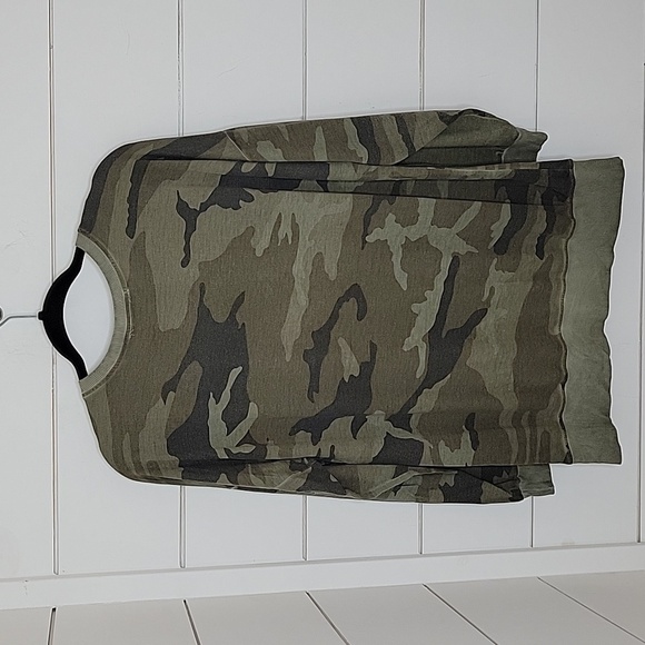 DANTELLE Large green camouflage long sleeve tee shirt. High front low back. - Picture 2 of 5